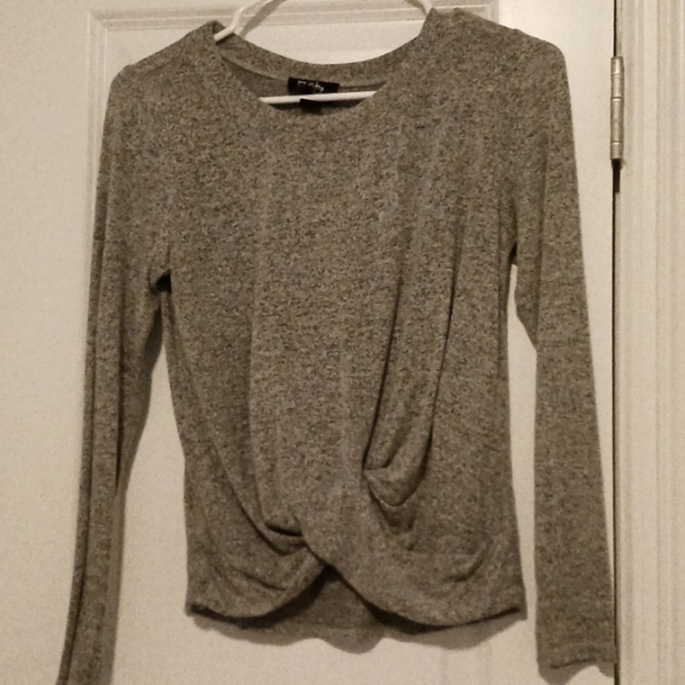 Long sleeve top.